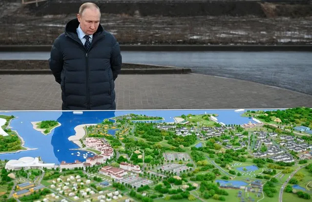 Russian President Vladimir Putin inspects a mockup and site of construction of the infrastructure facilities of the “Volga Sea” tourism and recreation cluster in the the Zavidovo special economic zone in the Tver region, Russia, 07 November 2022. Russian President is on a working trip to the Tver region. (Photo by Maxim Blinov/Sputnik/Pool via Reuters)