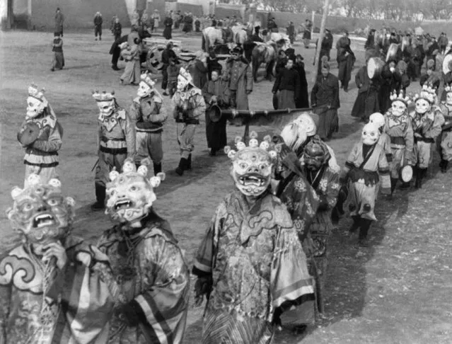 Mongolian religious festival near Pailingmiao, capital of Inner Mongolia on October 5, 1936. (Photo by AP Phot/Mills)