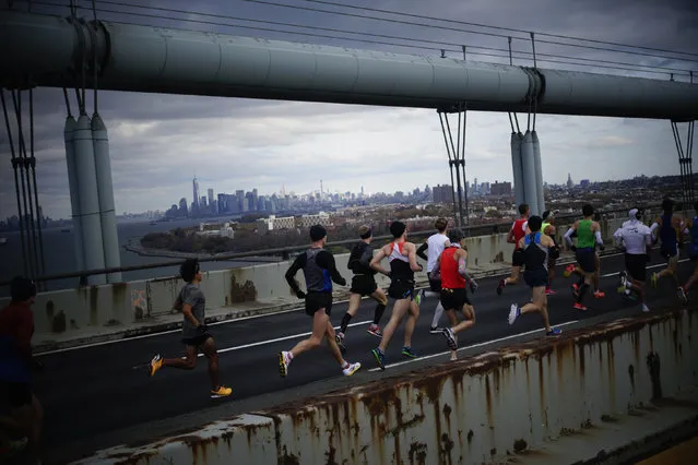 Runners make their way across the Verrazano-Narrows Bridge, November 2, 2014. (Photo by Eduardo Munoz/Reuters)
