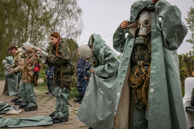“Yunarmiya” (Young Army) All-Russia National Military Patriotic Social Movement Association members compete during the 7th military-patriotic game “Yunarmiya, forward!” dedicated to Victory Day at the Museum-reserve “Gorki Leninskie” in Gorki Leninskie, Russia, 29 April 2025. A total of 160 teams of Yunarmiya and military-patriotic detachments attended the games, each team consisting of seven people aged between 12 and 17 years old. The games are a continuation of the Soviet military-sports competitions for children and teenagers, “Zarnitsa” (since 1967) and “Orlyonok (Eaglet)” (since 1972). (Photo by Sergei Ilnitsky/EPA/EFE)