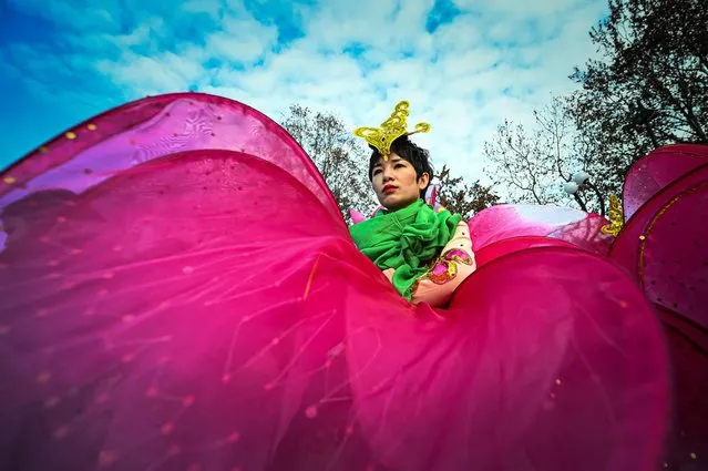 A performer takes part in a parade celebrating the Chinese Lunar New Year of the Rabbit, in central Milan, Italy, on January 22, 2023. (Photo by Piero Cruciatti/AFP Photo)
