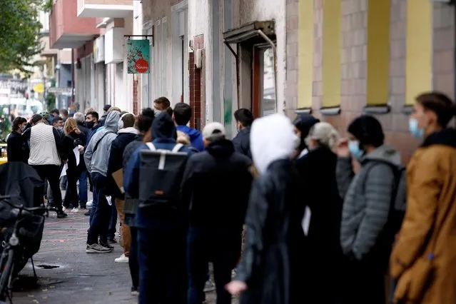 People queue in front of a doctor's practice to get a coronavirus disease (COVID-19) test in Berlin, Germany, October 9, 2020. Cases throughout Europe have been steadily rising over the past week even as new infections in worst-affected countries such as India and Brazil have shown signs of slowing down. (Photo by Michele Tantussi/Reuters)