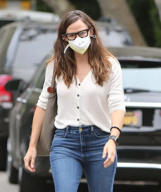 American actress Jennifer Garner looks fantastic in tight denim and a lovely cardigan as she checks on the construction of her dream home in Brentwood on Thursday, October 22, 2020. The actress bought the plot of land for $7.9 million in January and tore down the existing home to build her own mansion. The home is in the vicinity of NBA star LeBron James' home, is being designed by renowned architect Steve Giannetti, who also designed Michelle Pfeiffer's mansion. (Photo by X17/SIPA Press)