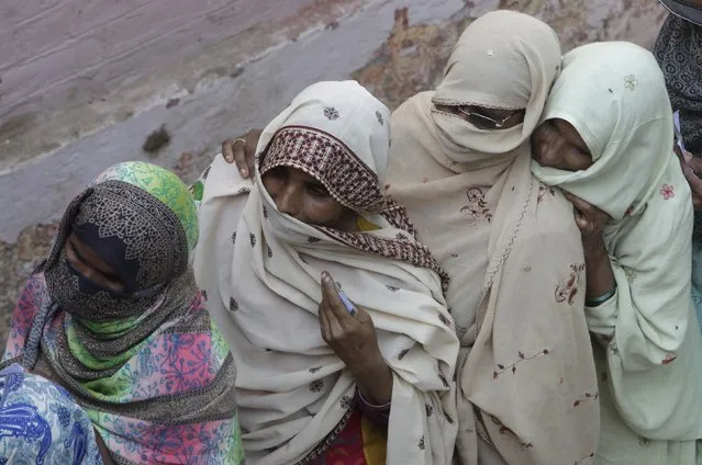 Women wait in line to vote for local government elections in Lahore, Pakistan October 31, 2015. (Photo by Mohsin Raza/Reuters)