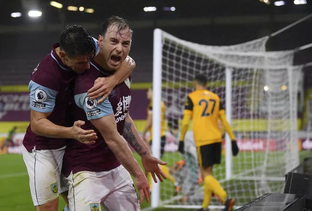 Burnley's Ashley Barnes, centre, celebrates with teammates after scoring his side's opening goal during the English Premier League soccer match between Burnley and Wolverhampton Wanderers at the Turf Moor stadium in Burnley, England, Monday, December 21, 2020. (Photo by Gareth Copley/Pool via AP Photo)