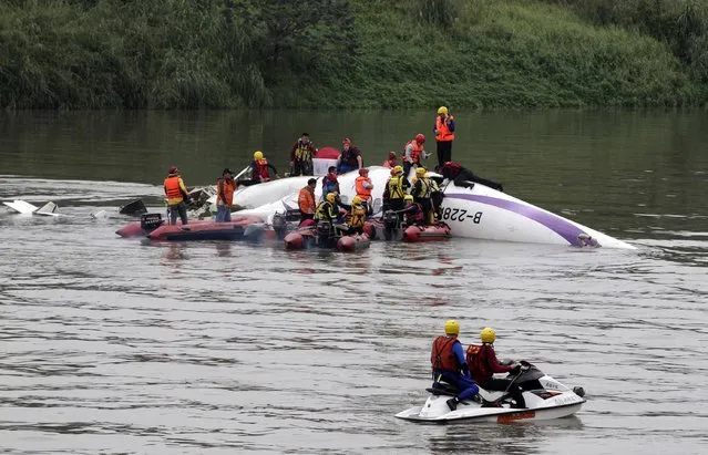 Rescuers carry out a rescue operation after a TransAsia Airways plane crash landed in a river, in New Taipei City, February 4, 2015. (Photo by Pichi Chuang/Reuters)