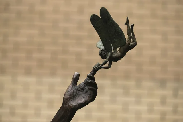 The Peter Pan sculpture is seen outside Great Ormond Street hospital, central London December 22, 2015. A new Peter Pan movie shows Tinker Bell speaking in chime tones and Captain Hook as a “psychopath”, but its biggest innovation is being filmed in the London hospital that owns the rights to the children's classic. (Photo by Cathal McNaughton/Reuters)