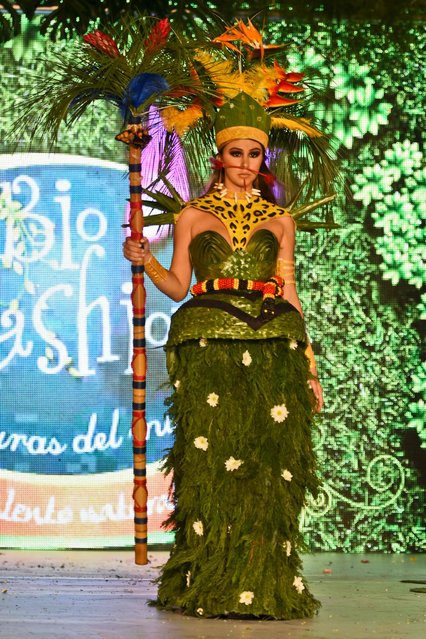 A model presents a creation by Colombian designer Stevens Arboleda made with organic elements during BioFashion Show, on November 19, 2016, in Cali, Valle del Cauca department, Colombia. (Photo by Luis Robayo/AFP Photo)