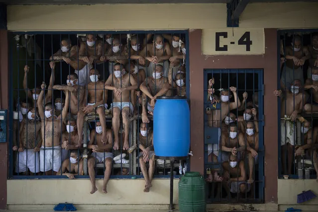 Single News Second Prize. Members of the MS-13 and 18 gangs in an overcrowded cell at Quezaltepeque prison in El Salvador. (Photo by Yuri Cortéz/AFP Photo/Istanbul Photo Awards 2021)