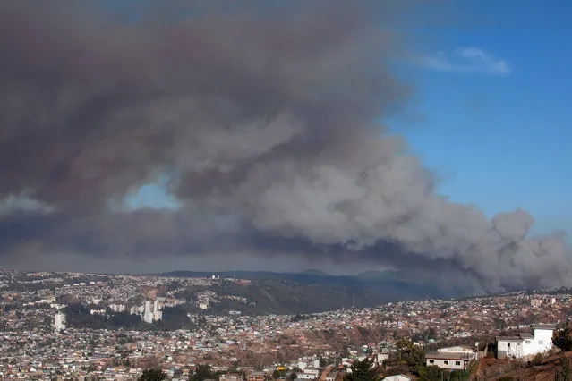 Plumes of smoke from a wild fire rise over Valparaiso, Chile, Friday, March 13, 2015. A serious forest fire spread quickly on Chile's coast Friday and threatened to reach the nearby port cities of Valparaiso and Vina del Mar. Deputy Interior Secretary Mahmud Aleuy said that thousands have been evacuated as flames advanced nearby. (Photo by AP Photo)