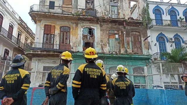 Rescuers work after a building collapsed in Havana, Cuba, 04 October 2023. The building collapse in Havana's historic center the night before resulted in the death of one person and several others being trapped under debris, according to state media reports released on 04 October 2023. Despite heavy rainfall, rescue efforts continued in the morning. (Photo by Ernesto Mastrascusa/EPA)