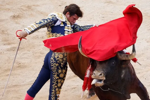 Spanish bullfighter El Juli performs during a bullfight at the San Fermin festival in Pamplona, Spain on July 7, 2022. (Photo by Juan Medina/Reuters)