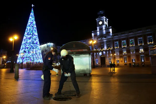 Police inspect sewers ahead of New Year's celebrations at Puerta del Sol square in central Madrid, Spain December 30, 2016. (Photo by Susana Vera/Reuters)