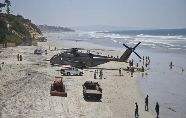 A Marine Corps helicopter sits in the sand where it made an emergency landing Wednesday, April 15, 2015 in Solana Beach, Calif. (Photo by Lenny Ignelzi/AP Photo)