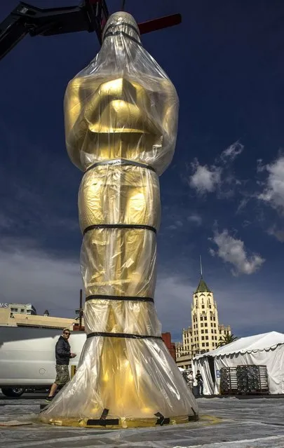 A large Oscar statue waits to be installed outside the Dolby Theater on Hollywood Boulevard February 27, 2014 in Hollywood, California, during preparations for the upcoming 86th Academy Awards to take place on March 2. (Photo by Joe Klamar/AFP Photo)