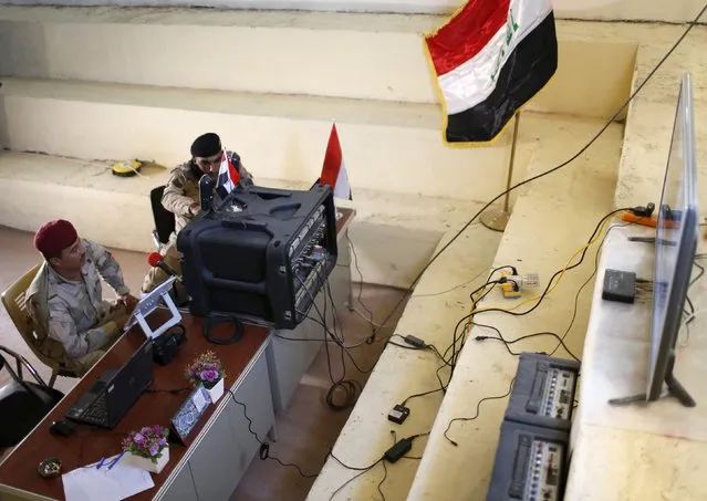 Iraqi soldiers work at a radio station at Makhmour base, Iraq April 17, 2016. (Photo by Ahmed Jadallah/Reuters)