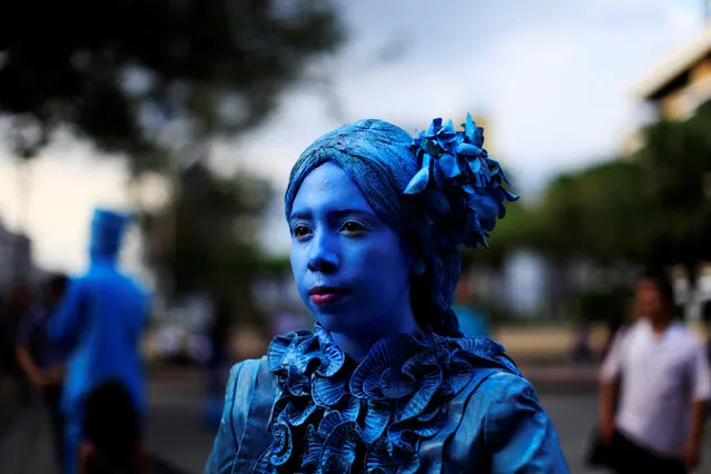 A contestant performs during a living statue contest in downtown San Salvador, El Salvador June 18, 2016. (Photo by Jose Cabezas/Reuters)