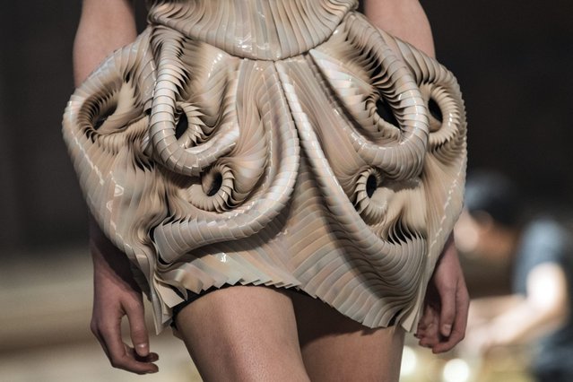 A model presents a creation from the Fall/Winter 2016/2017 Haute Couture collection by Dutch designer Iris Van Herpen during the Paris Fashion Week, in Paris, France, 04 July 2016. The presentation of the Haute Couture collections runs from 03 to 07 July. (Photo by Etienne Laurent/EPA)