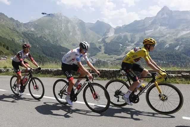 The Yellow Jersey Danish rider Jonas Vingegaard (R) of Jumbo Visma and Slovenian rider Tadej Pogacar (C) of UAE Team Emirates in action during the 18th stage of the Tour de France 2022 over 143.2km from Lourdes to Hautacam, France, 21 July 2022. (Photo by Guillaume Horcajuelo/EPA/EFE)