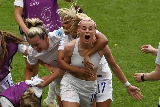 England's Chloe Kelly, centre, celebrates with teammates after scoring her side's second goal during the Women's Euro 2022 final soccer match between England and Germany at Wembley stadium in London, Sunday, July 31, 2022. (Photo by Rui Vieira/AP Photo)