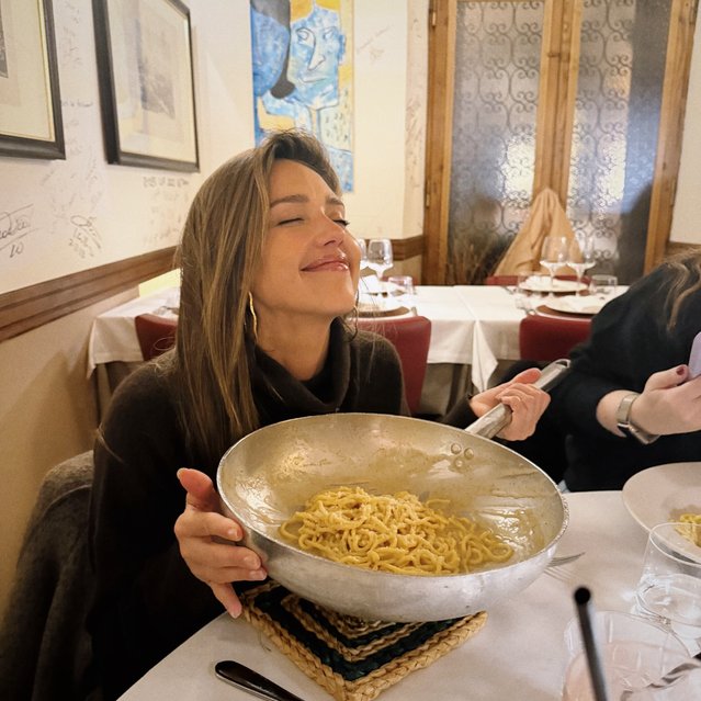American actress Jessica Alba indulges with a giant pan of pasta in the second decade of December 2024. (Photo by jessicaalba/Instagram)