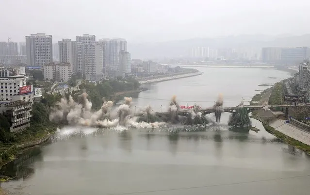 The Lishui bridge is seen during a controlled demolition in Zhangjiajie, Hunan province, China, September 8, 2015. (Photo by Reuters/China Daily)