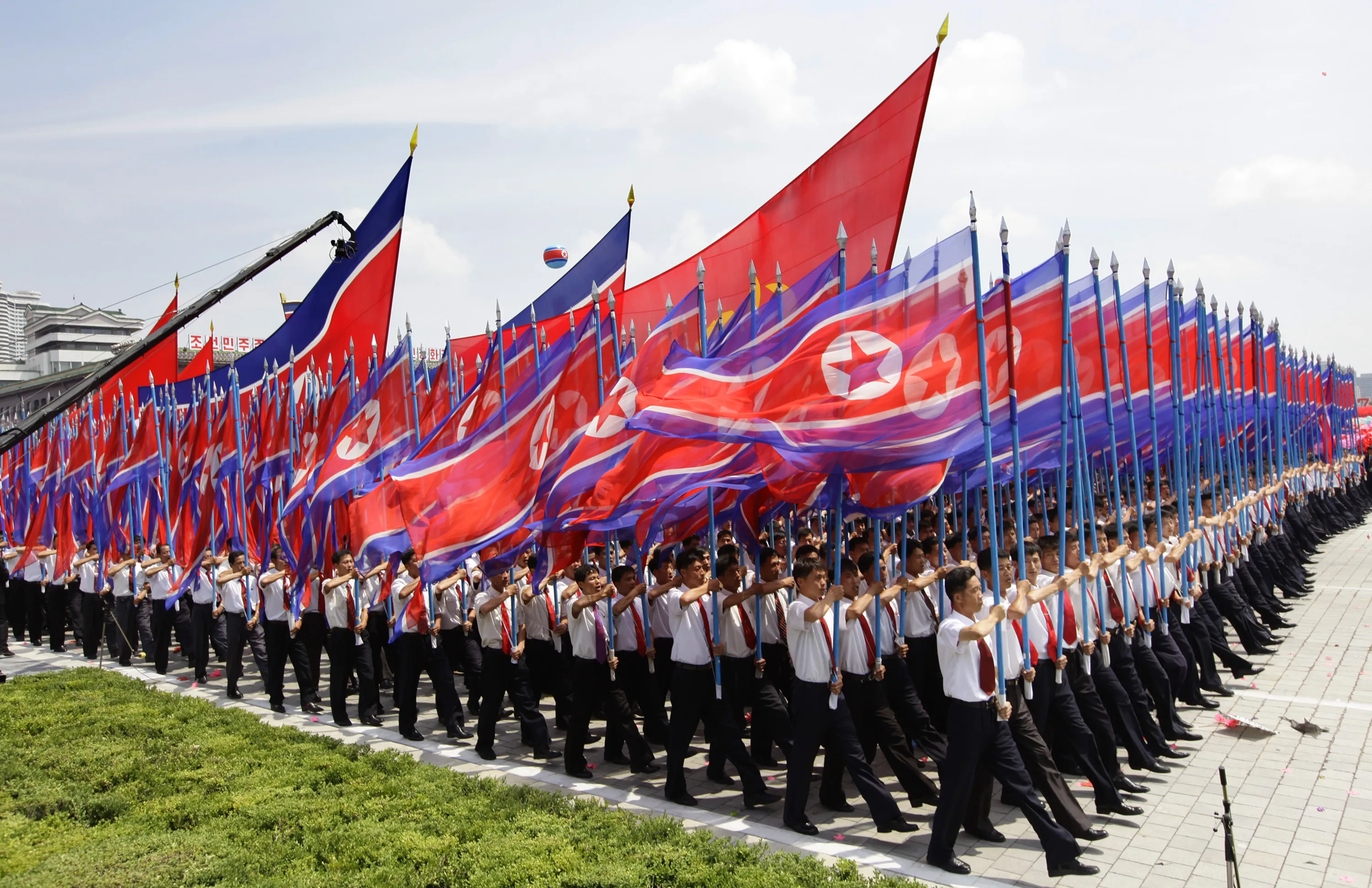 Игры будущего парад флагов. КНДР Северная Корея. Флаг Северной Кореи в Пхеньяне. Корейская народно-Демократическая Республика. Парад КНДР.