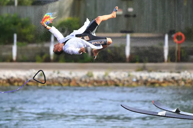 A man catches his wig as he falls into the water during a waterskiing performance at the 2016 Canadian National Exhibition in Toronto, Canada on August 25, 2016. The Great Canadian Water Ski Caper group is performing at the CNE, held from 19 August to 5 September. (Photo by Xinhua/Barcroft Images)