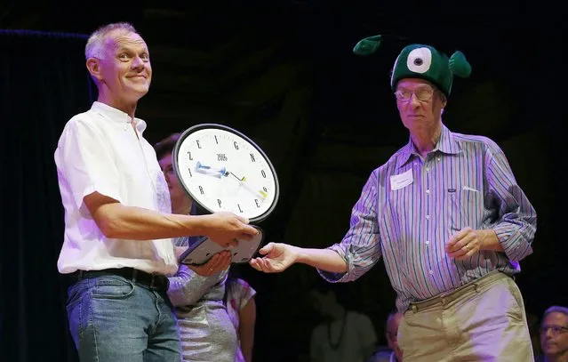 Andreas Sprenger, left, accepts the Ig Nobel award in medicine from Nobel laureate Rich Roberts (physiology or medicine, 1993) during ceremonies at Harvard University in Cambridge, Mass., Thursday, September 22, 2016. Sprenger was part of a team at the University of Luebeck in Germany that found that if you have an itch on one arm, you can relieve it by looking in a mirror and scratching the opposite arm. (Photo by Michael Dwyer/AP Photo)
