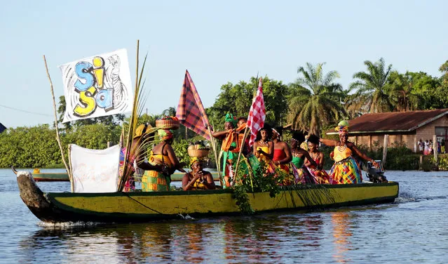 Members of different tribes of the Maroon community, descendants of runaway slaves, compete in the 3rd Poolo Boto (beautiful boat) competition as part of the Moengo Festival of Music in Marowijne district, northern Suriname, September 23, 2016. (Photo by Ranu Abhelakh/Reuters)