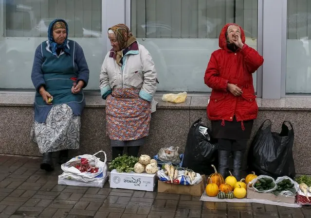 Street vendors wait for customers as it rains in central Kiev, Ukraine, October 20, 2015. (Photo by Gleb Garanich/Reuters)