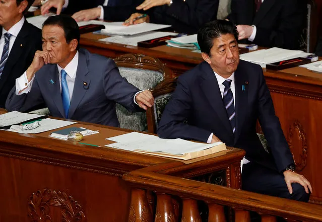 Japanese Prime Minister Shinzo Abe (R) and Finance Minister Taro Aso attend a parliament session at the lower house of parliament in Tokyo, Japan, September 26, 2016. (Photo by Kim Kyung-Hoon/Reuters)