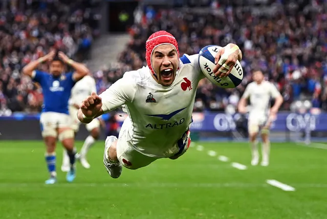 Gabin Villiere of France dives over to score his second and the third France try during the Guinness Six Nations match between France and Italy at Stade de France on February 06, 2022 in Paris, France. (Photo by Shaun Botterill/Getty Images)