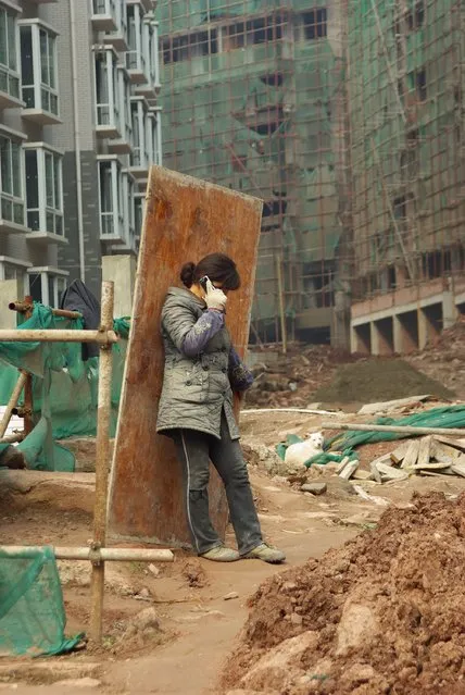 “《无安全帽的女工》 (Have no the woman worker of safety helmet)”. 2012-2-15, in Sichuan, China province support a woman worker of a workplace of the Yue county of Anne in sun City didn't wear whole hatses. (Photo and caption by Xianlie Hong/National Geographic Traveler Photo Contest)