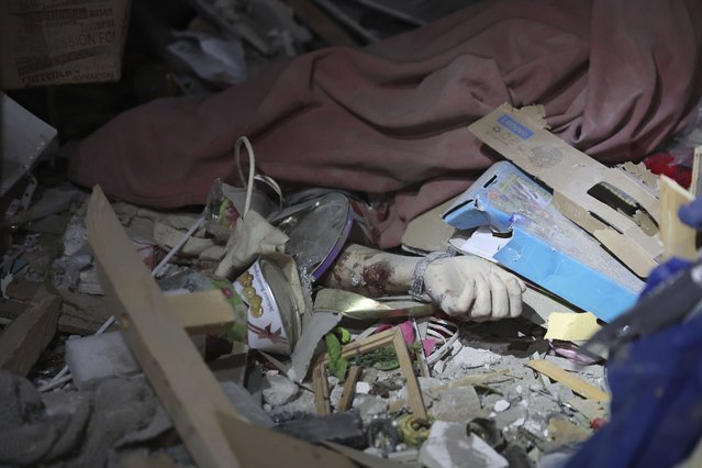 A dead body of a resident is seen in a destroyed apartment hit by a Russian missile attack in Zaporizhzhia, Ukraine, Thursday, January 23, 2025. (Photo by Kateryna Klochko/AP Photo)
