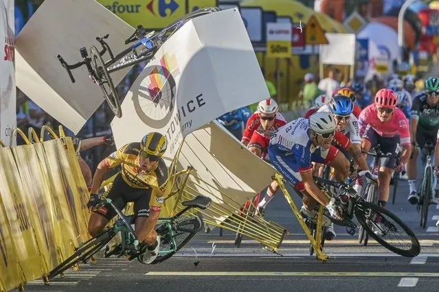 In this image released by World Press Photo, Thursday April 15, 2021, by Tomasz Markowski, titled Tour of Poland Cycling Crash, which won third prize in the Sports Singles category, shows Dutch cyclist, Dylan Groenewegen (left), crashes meters before the finish line, after colliding with fellow countryman Fabio Jakobsen during the first stage of the Tour of Poland, in Katowice, Poland, on August 5, 2020. (Photo by Tomasz Markowski, World Press Photo via AP Photo)