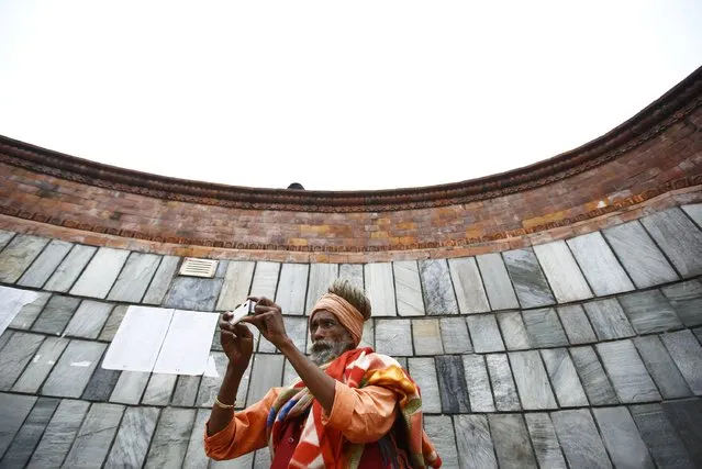 Hindu holy man, or sadhu, uses a smartphone to take pictures on the premises of Pashupatinath Temple in Kathmandu February 15, 2015. (Photo by Navesh Chitrakar/Reuters)