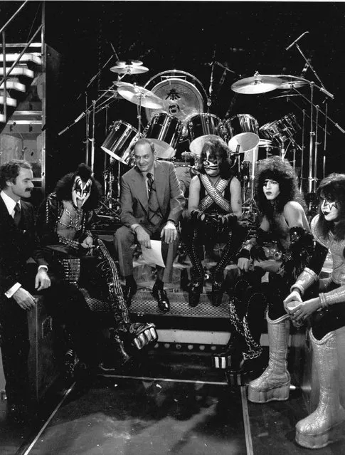 NBC News correspondent Edwin Newman, on-camera reporter for “NBC Reports” is surrounded by the rock group KISS and their manager, Bill Aucoin, left, December 16, 1977. Members of KISS are, from left to right: Gene Simmons, Peter Criss, Paul Stanley and Ace Frehley. (Photo by AP Photo)