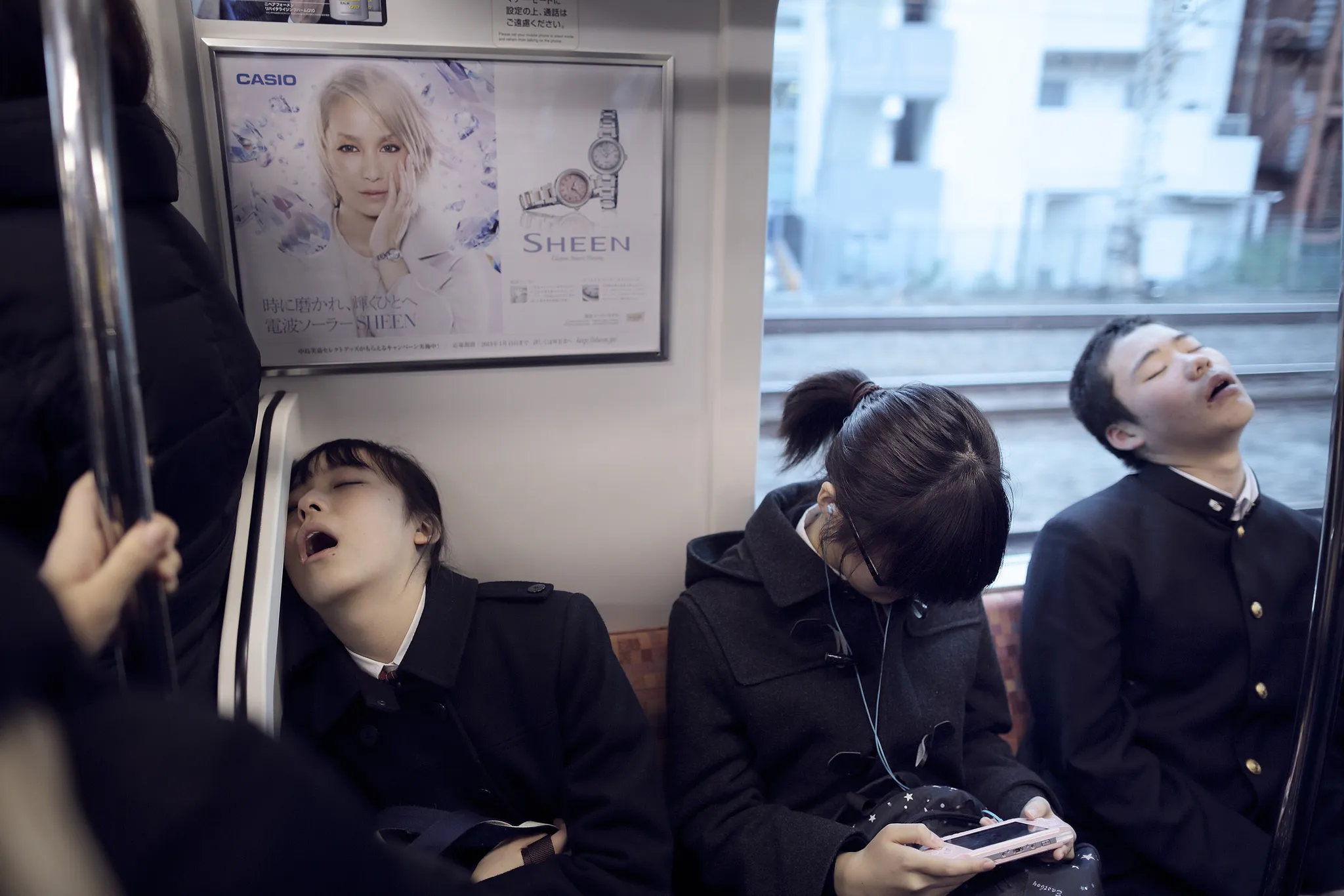 Спящие в сеуле. Японцы спят в метро. Сон в общественном транспорте. Японцы в общественном транспорте.