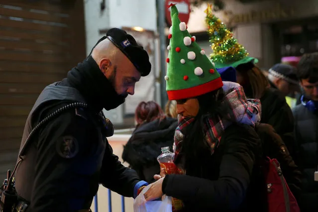 Police carry out security checks ahead of New Year's celebrations at Puerta del Sol square in central Madrid, Spain December 30, 2016. (Photo by Susana Vera/Reuters)