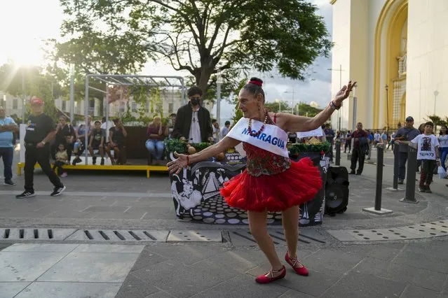 Streets artist “Yajaira” dances wearing a Miss Nicaragua sash at Gerardo Barrios square in San Salvador, El Salvador, Friday, November 17, 2023. El Salvador hosts the 72nd Miss Universe Beauty Pageant. The pageant is the latest spectacle touted by President Nayib Bukele in his efforts to change the reputation of his historically violence-torn nation. (Photo by Moises Castillo/AP Photo)