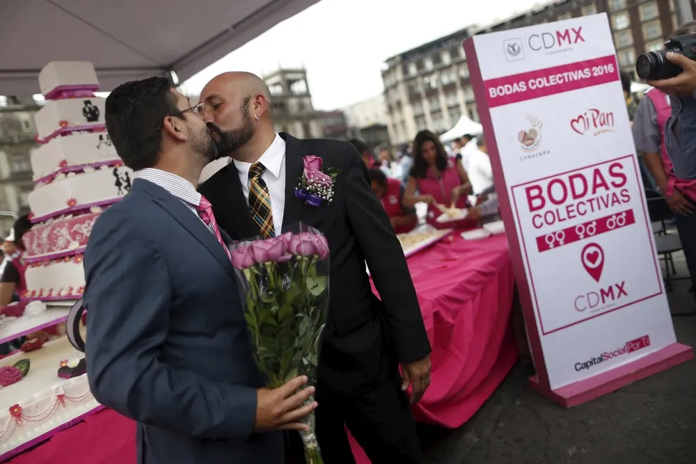 2000 Couples Married Simultaneously in Mexico City