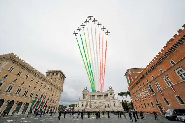 Italian acrobatic team “Frecce Tricolori” fly above the Monument of the Unknown Soldier in Piazza Venezia Square, in Rome, on the occasion of the Italian Armed Forces Day, Thursday, November 4, 2021. (Photo by Andrew Medichini/AP Photo)