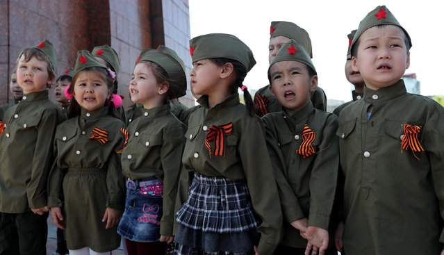 Kyrgyz children sing during meetings with World War II veterans in the capital of Kyrgyzstan on Victory Square, Bishkek, Kyrgyzstan, 07 April 2019. Kyrgyz marks   the 74th anniversary of the victory in the World War II over Nazi Germany. The Soviet Union lost 27 million people in the war. (Photo by Igor Kovalenko/EPA/EFE)