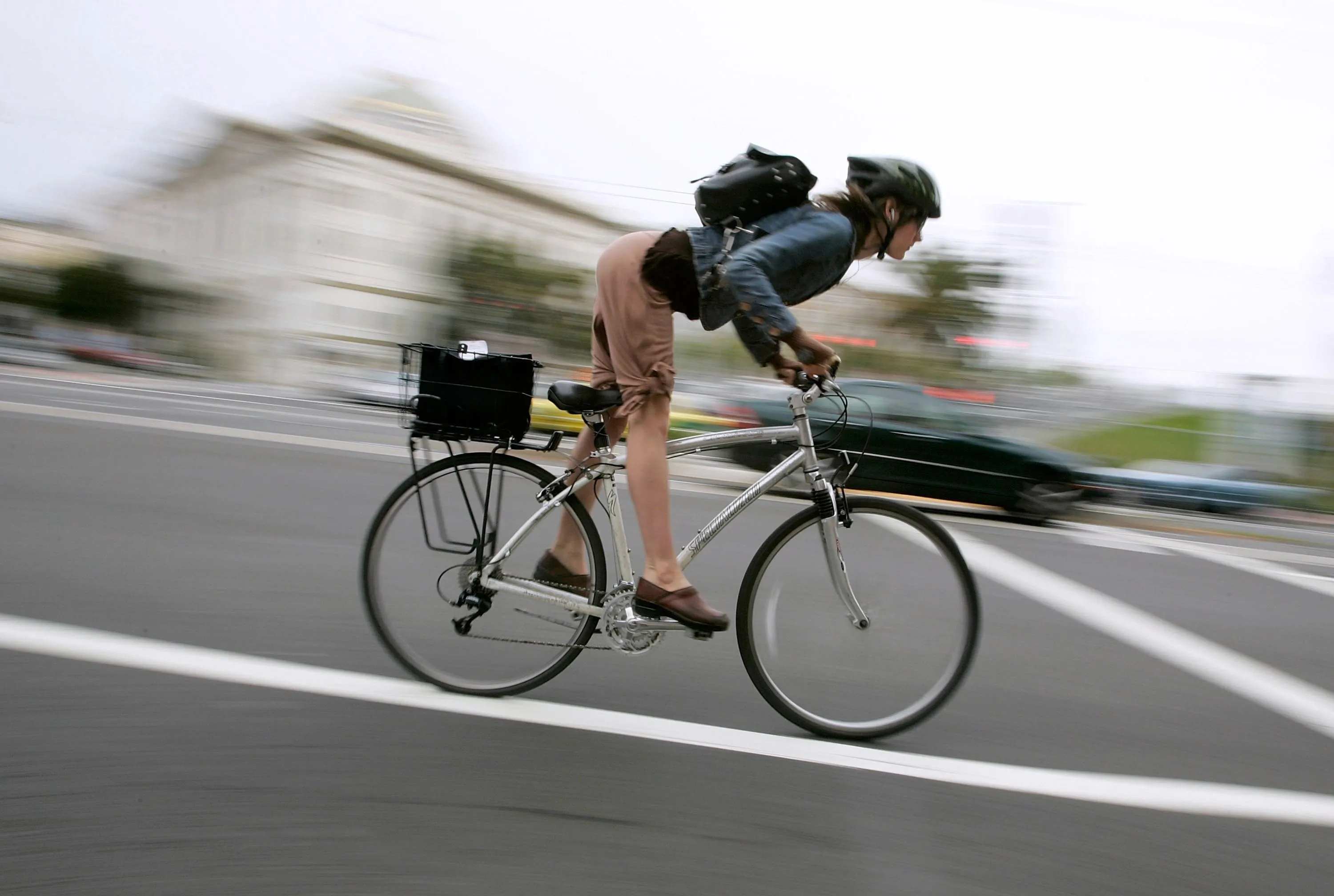 Скорость велосипеда и скорость автомобиля. Человек на велосипеде. Бешеный на велосипеде. Веселый велосипедист. Сумасшедший велосипедист.