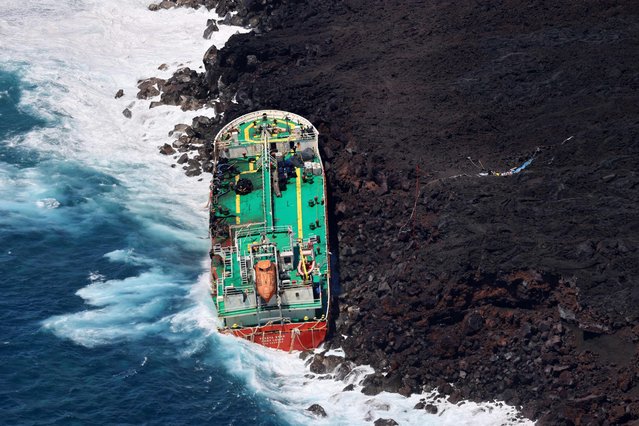 An aerial view taken on February 11, 2022 shows the Mauritian oil tanker Tresta Star, stranded off the coast of Reunion Island, at Le Tremblet, place of the 2007 lava flow, near Saint-Philippe, after the Batsirai cyclone hit Madagascar and the area on February 6. The emptying of the fuel tanks continues on February 11, 2022 on the Mauritian ship stranded in Saint-Philippe. Two missions are planned for the day: cleaning on board the boat and evacuation of waste, and investigations in the submerged parts to find solutions to seal the identified breaches. (Photo by Richard Bouhet/AFP Photo)