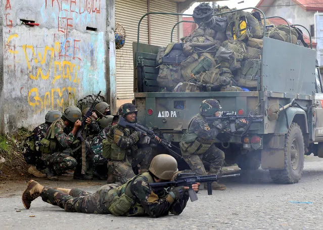 Government troops are seen during an assault on insurgents from the so-called Maute group, who have taken over large parts of Marawi City, in Marawi City, southern Philippines May 25, 2017. (Photo by Romeo Ranoco/Reuters)