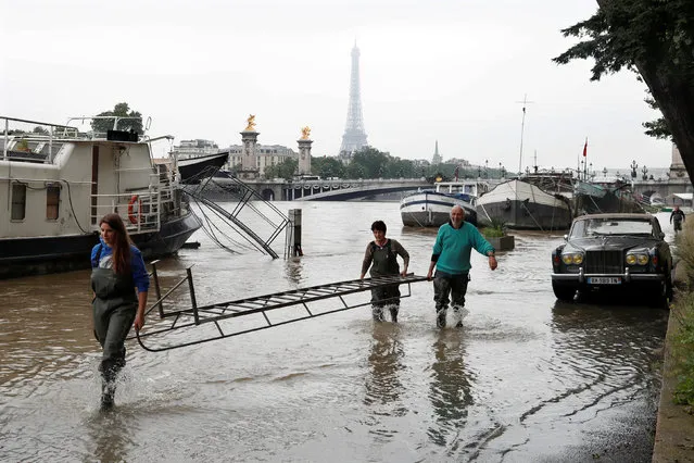 Boat residents remove a stair as high waters causes flooding along the Seine River in Paris, France June 1, 2016. (Photo by Charles Platiau/Reuters)