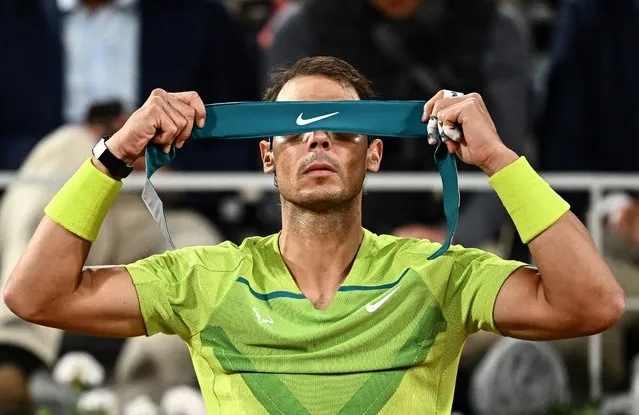 Spain's Rafael Nadal puts on his headband during a break as he plays against Serbia's Novak Djokovic during their men's quarter-final singles match on day ten of the Roland-Garros Open tennis tournament at the Court Philippe-Chatrier in Paris on May 31, 2022. (Photo by Anne-Christine Poujoulat/AFP Photo)