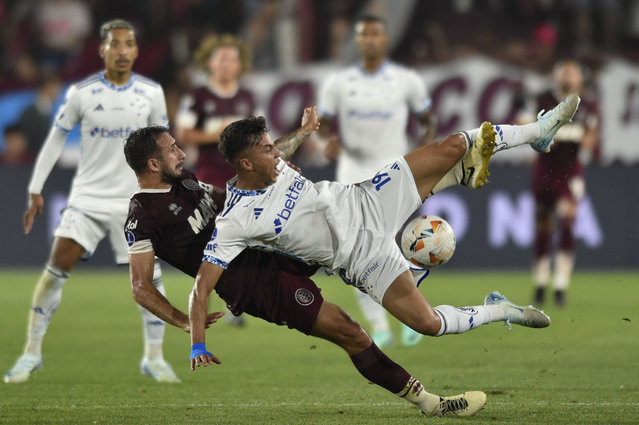 Kaio Jorge of Brazil's Cruzeiro, right, and Carlos Izquierdoz of Argentina's Lanus fight for the ball during a Copa Sudamericana semifinal second leg soccer match at La Fortaleza Stadium in Buenos Aires, Argentina, Wednesday, October 30, 2024. (Photo by Gustavo Garello/AP Photo)